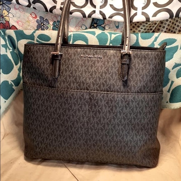 Michael Kors Large Signature Tote in Black & Gray